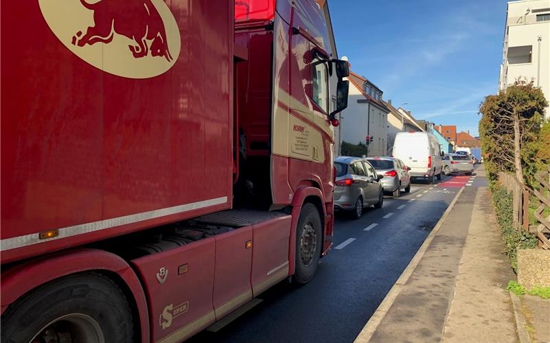 Unfall vor dem Schönbuchtunnel führt zu völligem Verkehrschaos in Herrenberg Stau in der Horber Straße in Fahrtrichtung Reinhold-Schick-Platz: Die Fahrzeuge bewegten sich, wenn überhaupt, nur im Schneckentempo.GB-Foto: gb