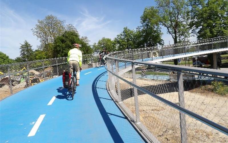 Staunen über Fahrradtiefgarage und „Blaues Band“ in Tübingen
