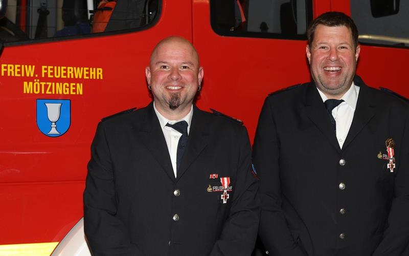 Stefan Thoma (links) und Stefan Müller wurden für ihren 25-jährigen aktiven Dienst bei der Mötzinger Feuerwehr geehrt. GB-Foto: Priestersbach