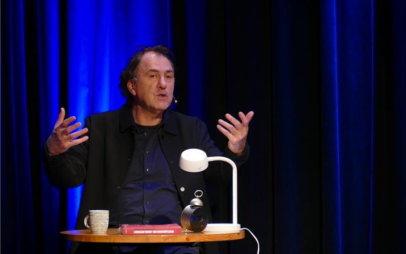 Stefan Waghubinger trifft mit seinen Pointen im Mauerwerk ins Mark. Sie sind bodenständig, nahbar und mit einem Gespür für den passenden Rhythmus und den richtigen Augenblick. GB-Foto: gb