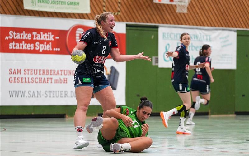 Stefanie Schoeneberg (li.) ist „on fire“ – und lässt sich auch von Nora Allmendinger (Nr. 77) nicht stoppen. GB-Foto: Eibner/La Rocca