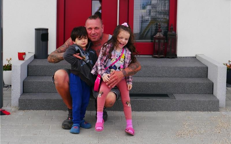 Steffen Kirn und seine Familie haben zu den ersten Bewohnern des neuen Wohngebiets gehört. GB-Foto: Morawitzky