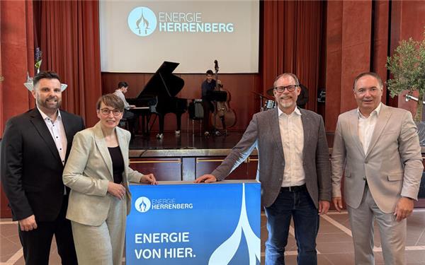 Steffen König, Cornelia Ress, Stefan Metzing und Horst Graef (von links) freuten sich gestern, dass die neu gegründete Energie Herrenberg jetzt offiziell an den Start geht. GB-Foto: Priestersbach