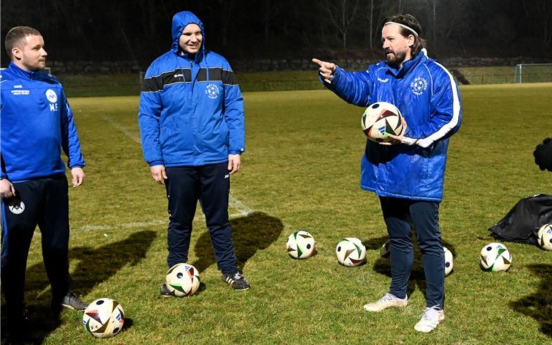Steffen Merz (rechts): „Mein Ziel ist es, junge Spieler schnellstmöglich an den Herrenbereich heranzuführen.“ GB-Foto: Holom