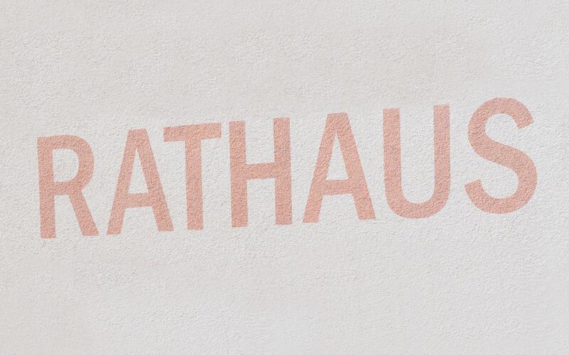 Steht groß an der Fassade, was sich dahinter verbirgt: das Rathaus.GB-Foto (Archiv)