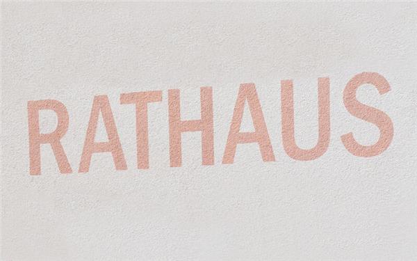 Steht groß an der Fassade, was sich dahinter verbirgt: das Rathaus.GB-Foto (Archiv)