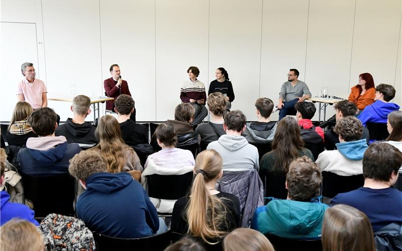 Stellten sich den Fragen der Schüler im Markweg-Schulzentrum (von links): Die OB-Kandidaten Hubert Reichardt und Nico Reith mit den Moderatoren Luis Keller und Nadia Ben Ali sowie den weiteren beiden Kandidaten Thomas Werner und Diana Kobrow. GB-Foto: Holom