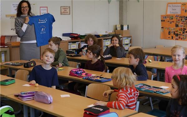 Stephanie Esch mit einem der T-Shirts der künftigen KlimaheldenGB-Foto: Bäuerle