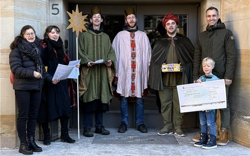 Sternsinger liefern Segensgruß am Rathauseingang ab