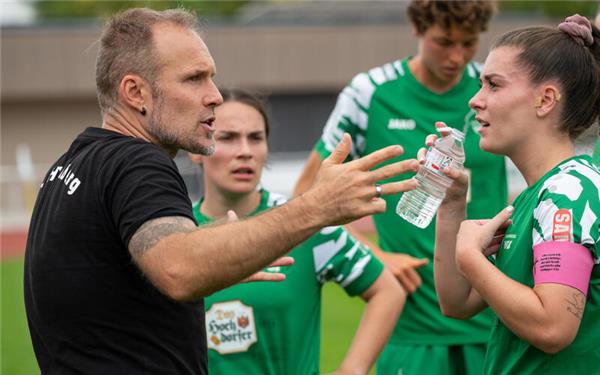 Steven Riechers (links): Auf die Regionalliga-Frauen des VfL wartet nächsten Sonntag ein richtungsweisendes Spiel. GB-Foto: Vecsey