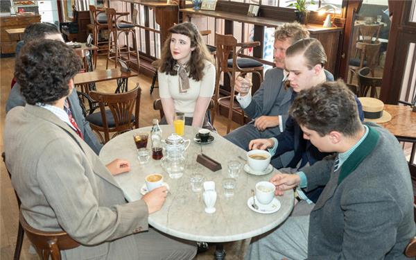 Stilechte Personen, stilechte Kleidung, stilechtes Ambiente (gesehen in Herrenberg) GB-Foto: Vecsey