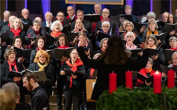 Stimmgewaltig präsentierte sich der mehr als 80 Sängerinnen und Sänger umfassende Chor von St. Josef. GB-Foto: Vecsey