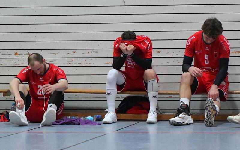 Stimmung am Tiefpunkt: Lukas Bechinka (von links), Lukas Krebs und Moritz Werner nachdem Spiel in Leonberg. GB-Foto: Gebhardt