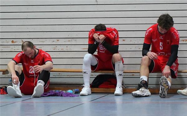Stimmung am Tiefpunkt: Lukas Bechinka (von links), Lukas Krebs und Moritz Werner nachdem Spiel in Leonberg. GB-Foto: Gebhardt