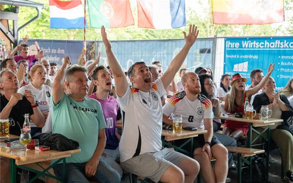 Stimmung im Bondorfer Schützenhaus: Auch bei EM 2024 kamen Fans auf ihre Kosten (hier beim Spiel gegen Spanien).GB-Foto: Vecsey