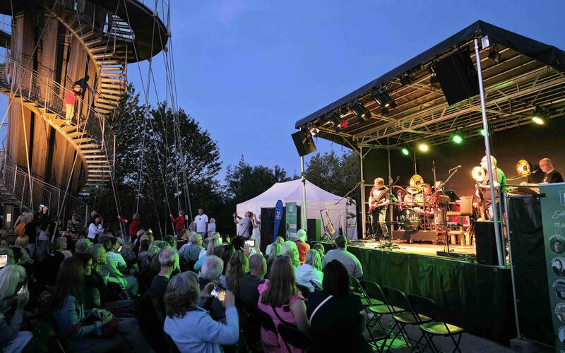 Stimmungsvoll: Konzert der Band MiReNa bei „Kultur im Freien“ am Schönbuchturm.GB-Foto: Stadler