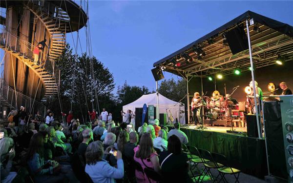 Stimmungsvoll: Konzert der Band MiReNa bei „Kultur im Freien“ am Schönbuchturm.GB-Foto: Stadler