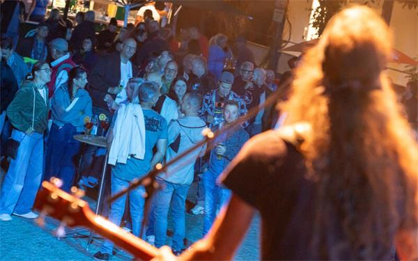 Stimmungsvoll geriet der Abschluss der Kulturveranstaltungsreihe beim Auftritt von „Strings Unplugged“. GB-Foto: Vecsey