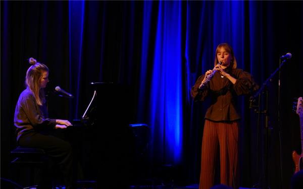 Stimmungsvoll war es im Mauerwerk mit Elisa von Wallis und Miriam Hanika (rechts). GB-Foto: gb