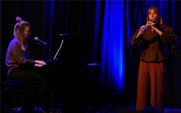 Stimmungsvoll war es im Mauerwerk mit Elisa von Wallis und Miriam Hanika (rechts). GB-Foto: gb