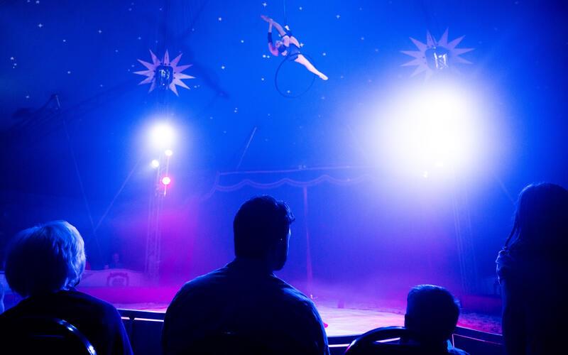 Stimmungsvolle Akrobatik kann man beim Circus Rudolf Renz erleben. GB-Foto: Schmidt