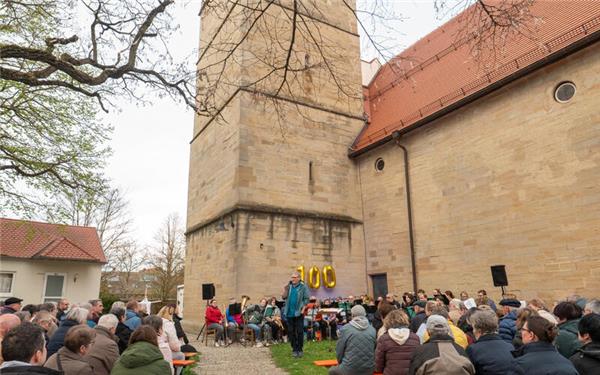 Stimmungsvoller Auftakt ins Jubiläumsjahr: Der Posaunenchor Bondorf spielte vor der Remigiuskirche. GB-Foto: Vecsey