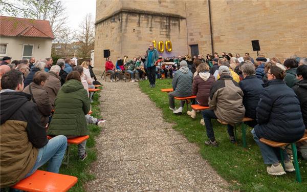 Stimmungsvoller Auftakt ins Jubiläumsjahr: Der Posaunenchor Bondorf spielte vor der Remigiuskirche. GB-Foto: Vecsey
