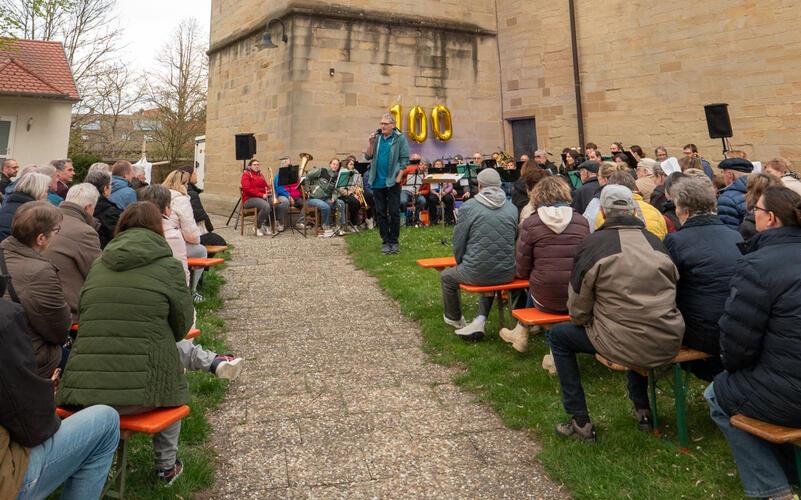 Stimmungsvoller Auftakt ins Jubiläumsjahr: Der Posaunenchor Bondorf spielte vor der Remigiuskirche. GB-Foto: Vecsey