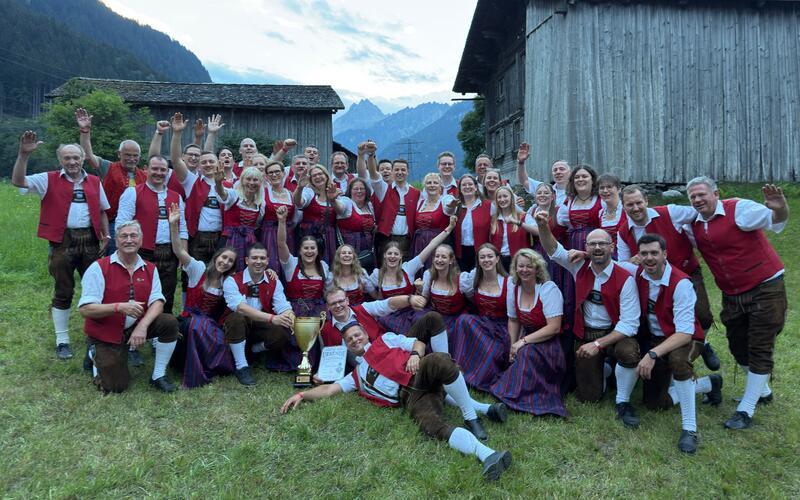 Stolz präsentieren die Gültsteiner Musikerinnen und Musiker den Weltmeisterpokal. GB-Foto: Landgraf