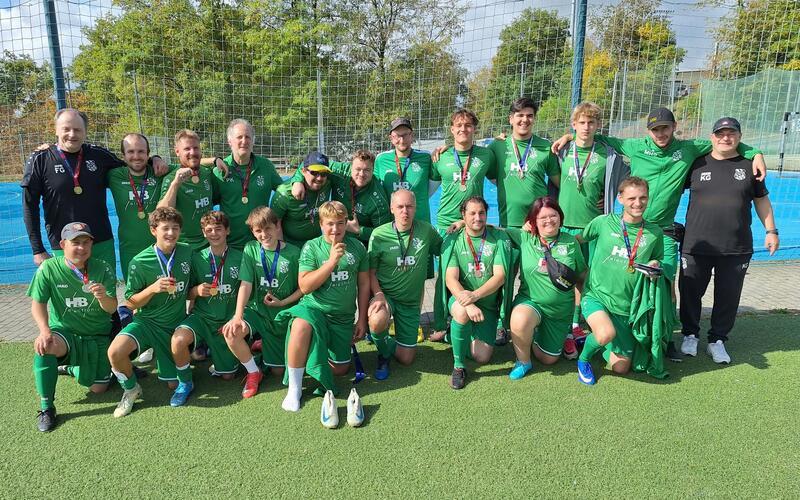 Stolz wie Bolle: Die Deckenpfronner Teams mit ihren Gold- und Bronzemedaillen. GB-Foto: gb