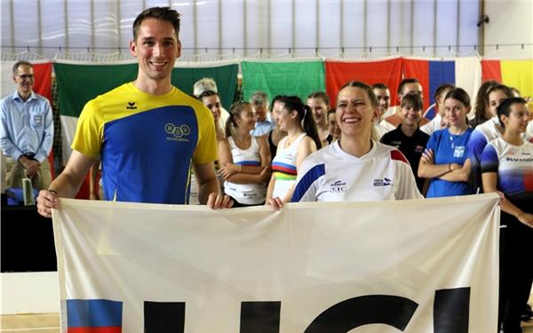 Strahlend nahm Simon Köcher am Samstag im französischen Puteaux die UCI-Flagge in Empfang. GB-Foto: Schwarz