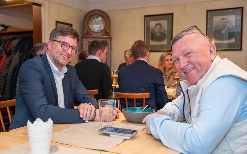Strahlende Gesichter im Gasthaus „Traube“: Der Herrenberger Stadtrat Albrecht Stickel (links) sichert erstmals seit 2011 der CDU das Direktmandat im Wahlkreis. GB-Foto: Vecsey