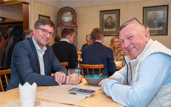 Strahlende Gesichter im Gasthaus „Traube“: Der Herrenberger Stadtrat Albrecht Stickel (links) sichert erstmals seit 2011 der CDU das Direktmandat im Wahlkreis. GB-Foto: Vecsey