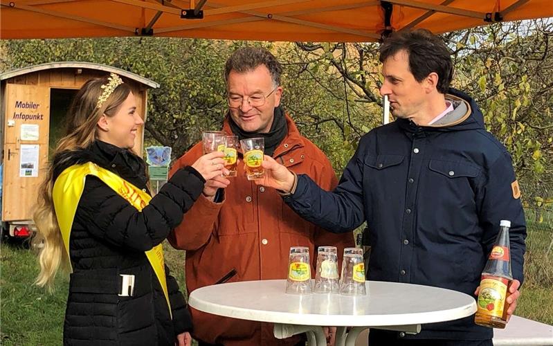 Streuobstkönigin Nina Krippentz stößt mit Manfred Nuber und Martin Wuttke auf den neuen Jahrgang anGB-Foto: gb
