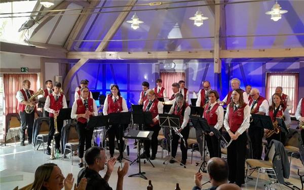 Stücke von Polka bis Rock spielte das Blasorchester. GB-Foto: Baumann