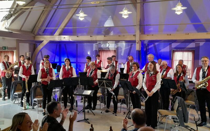 Stücke von Polka bis Rock spielte das Blasorchester. GB-Foto: Baumann