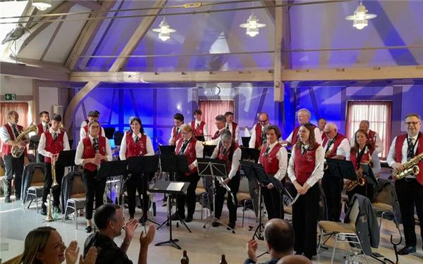 Stücke von Polka bis Rock spielte das Blasorchester. GB-Foto: Baumann