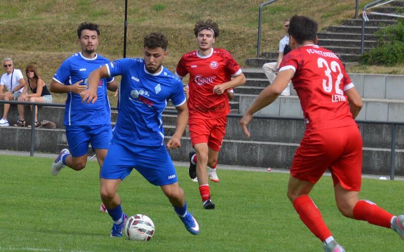 Stürmer Ibrahim Özpinar (links) ist einer der wenigen Spieler im Kader, die schon in der vergangenen Saison das Trikot der SV Böblingen getragen haben. GB-Foto: Zvizdiç