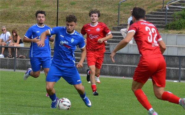 Stürmer Ibrahim Özpinar (links) ist einer der wenigen Spieler im Kader, die schon in der vergangenen Saison das Trikot der SV Böblingen getragen haben. GB-Foto: Zvizdiç