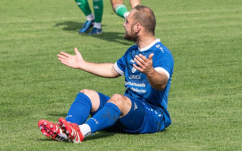 Stürmer Yannick Ruß musste angeschlagen vom Feld. GB-Foto: Schmidt