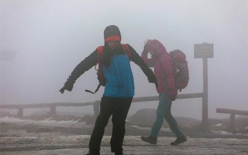 Sturmtief „Sabine“: Touristen stemmen sich gegen die Windböen auf dem Brocken. Foto: Bernd März/dpa