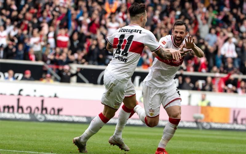 Stuttgarts Torschütze Gonzalo Castro (r) jubelt über das 1:0 gegen den VfL mit seinem Teamkollegen Anastasios Donis. Foto: Fabian Sommer