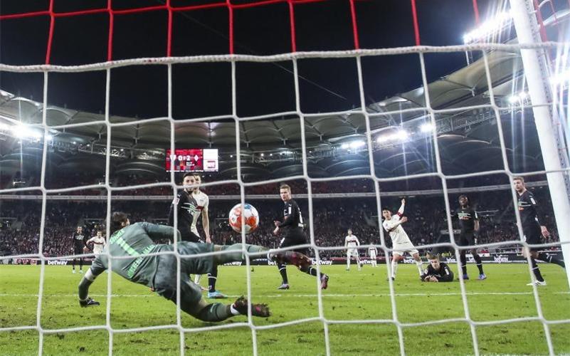 Stuttgarts Wataru Endo (r) erzielt das Tor zum 1:2 gegen Mönchengladbachs Torwart Yann Sommer. Foto: Tom Weller/dpa