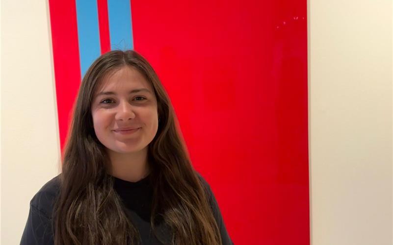 „Surf Painting/Blood Disco“ lautet der Titel dieses Bildes von Scott Redford, vor dem Janina Wohlbold in der „Art Gallery of New South Wales“ in Sydney steht. Das Werk besteht aus denselben Materialien wie Surfbretter. „Das hat mich an ein paar Arbeitsaufträge aus der Berufsschule erinnert“, kommentiert die Fahrzeuglackiererin. GB-Foto: gb