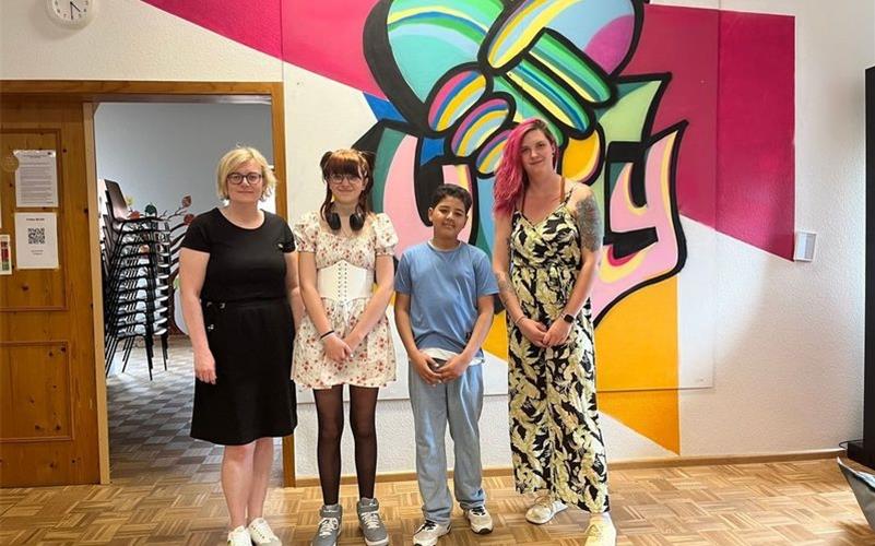 Susanne Gärtner (links) und Stadtjugendpflegerin Carolin Wentz (rechts) flankieren die zwei Jugendsprecher Evangeline Mahle und Ali Othman. GB-Foto: Geisel