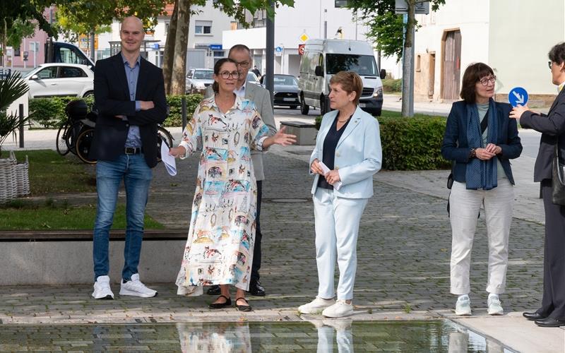 Susanne Schreiber mit Ministerin Nicole Razavi (Mitte) am Seelesplatz, Träger des Staatspreises für Baukultur. GB-Foto: Schmidt