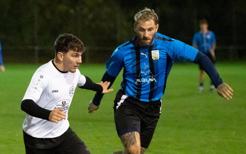 Sven Frede (rechts) rückt im Pokalderby seinem Gegenspieler Tim Bruckner auf die Pelle: Am Samstag, 31. Oktober, gibt es das erste Gäufeldener Derby um Punkte in der Kreisliga A. GB-Foto: Vecsey