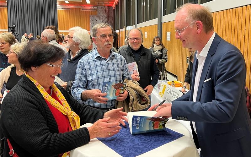 Sven Plöger signiert bereitwillig Bücher und kommt mit den Besuchern ins Gespräch. GB-Foto: Priestersbach