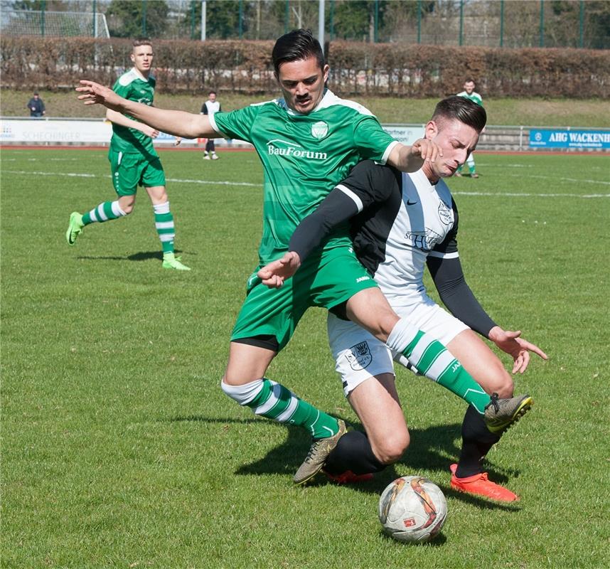 Sven Schlayer (Herrenberg, links) im Zweikampf mit Bondorfs Daniel Pinjusic Foto...