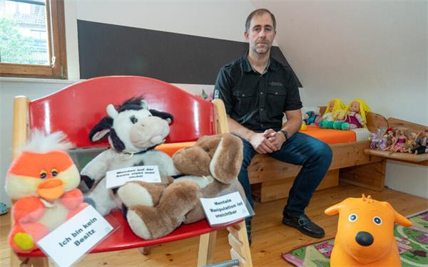 Sven Strauss will zu Kontaktabbrüchen in Familien aufklären. Kuscheltiere stehen in einer öffentlichen Installation symbolisch für Kinder, deren Alltag nach einer Trennung durch ein fehlendes Elternteil geprägt ist. GB-Foto: Vecsey